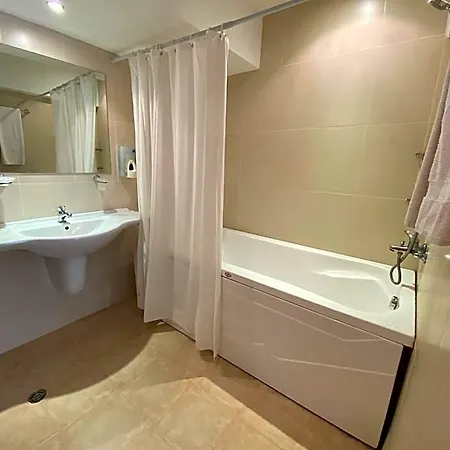 Hotel Vezhen - Free Parking 3*